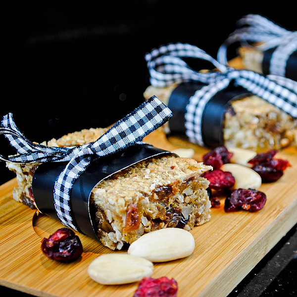 Almond, cranberry and apple sauce granola bars