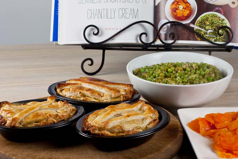 Moeras buffet Sinewi Chicken Pie, French-Style Peas and Carrots - Jamie Oliver 30-minute meal