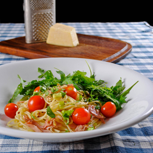 Pasta with ham, cherry tomatoes & arugula 