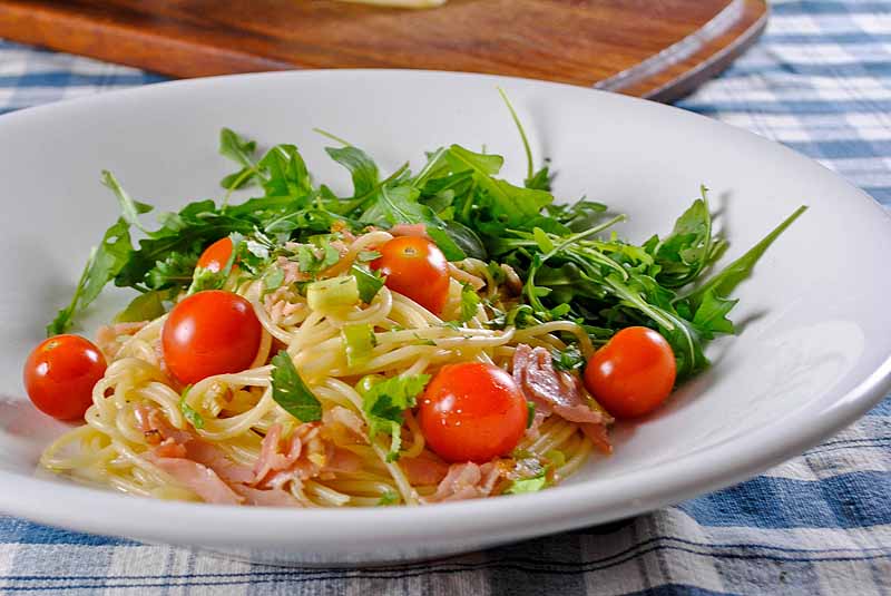 Pasta with ham, cherry tomatoes & arugula