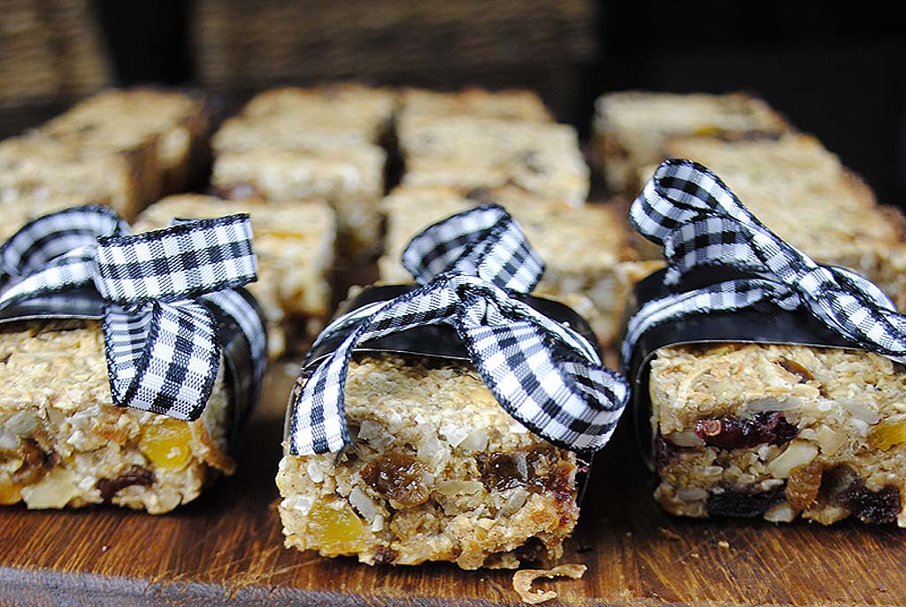 Walnut, apricot and fig granola bars