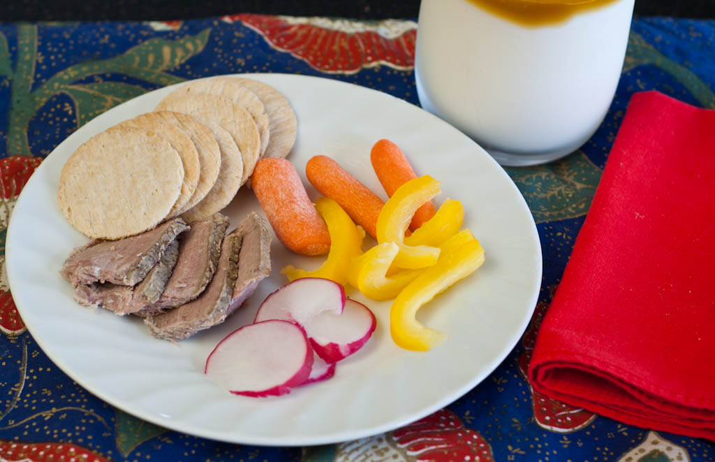 Morning Snack: Crackers, carrots, peppers, radish and sliced beef with milk