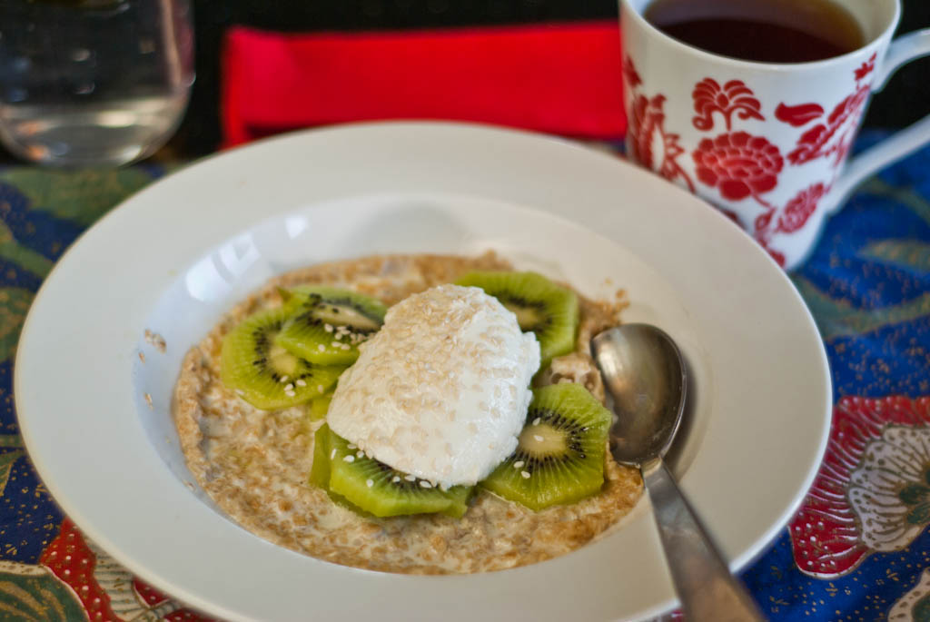 Oats, kiwifruit and yogurt